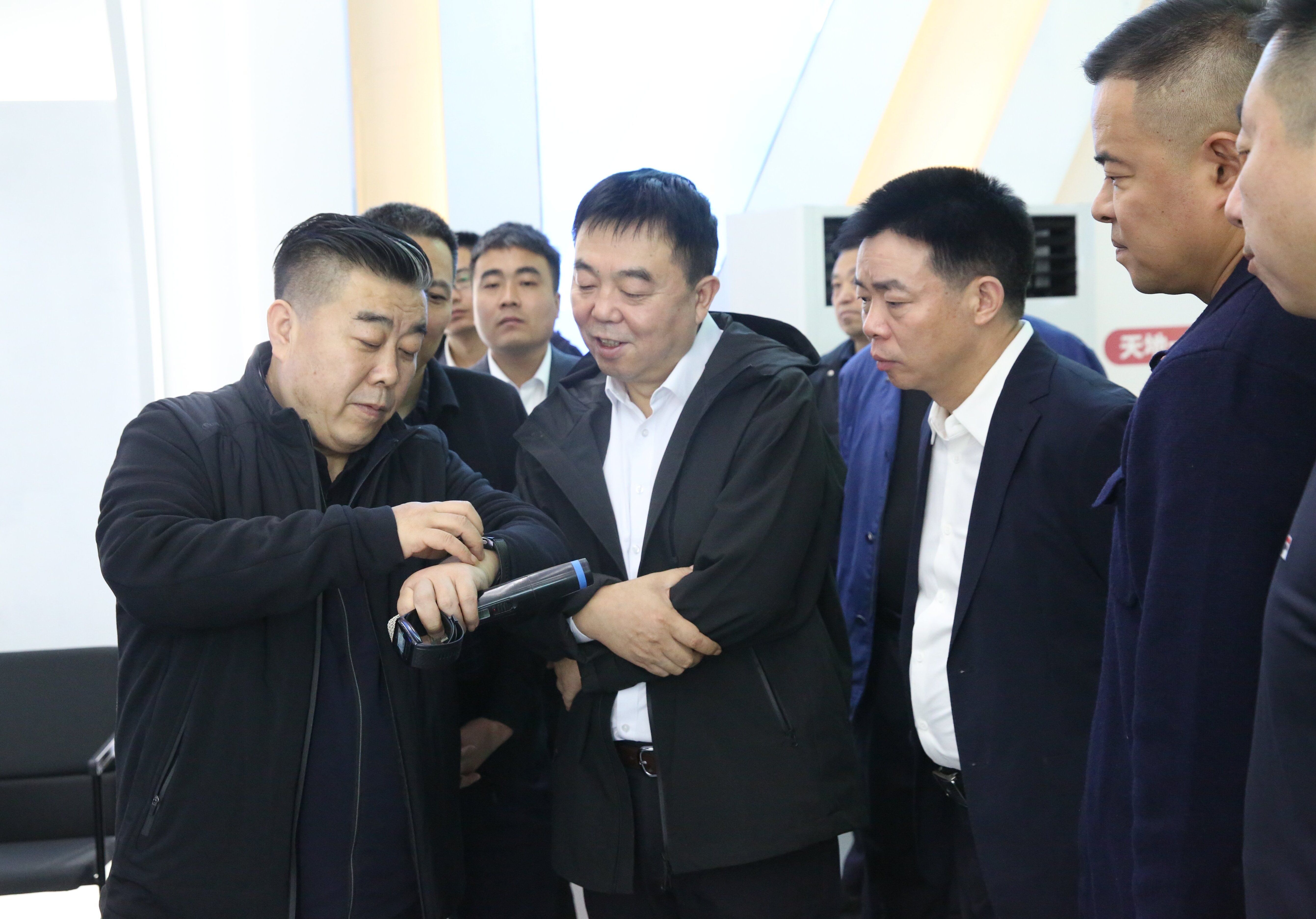 雁塔区公循分局副局长李强一行来我司考察交流_众赢国际版
