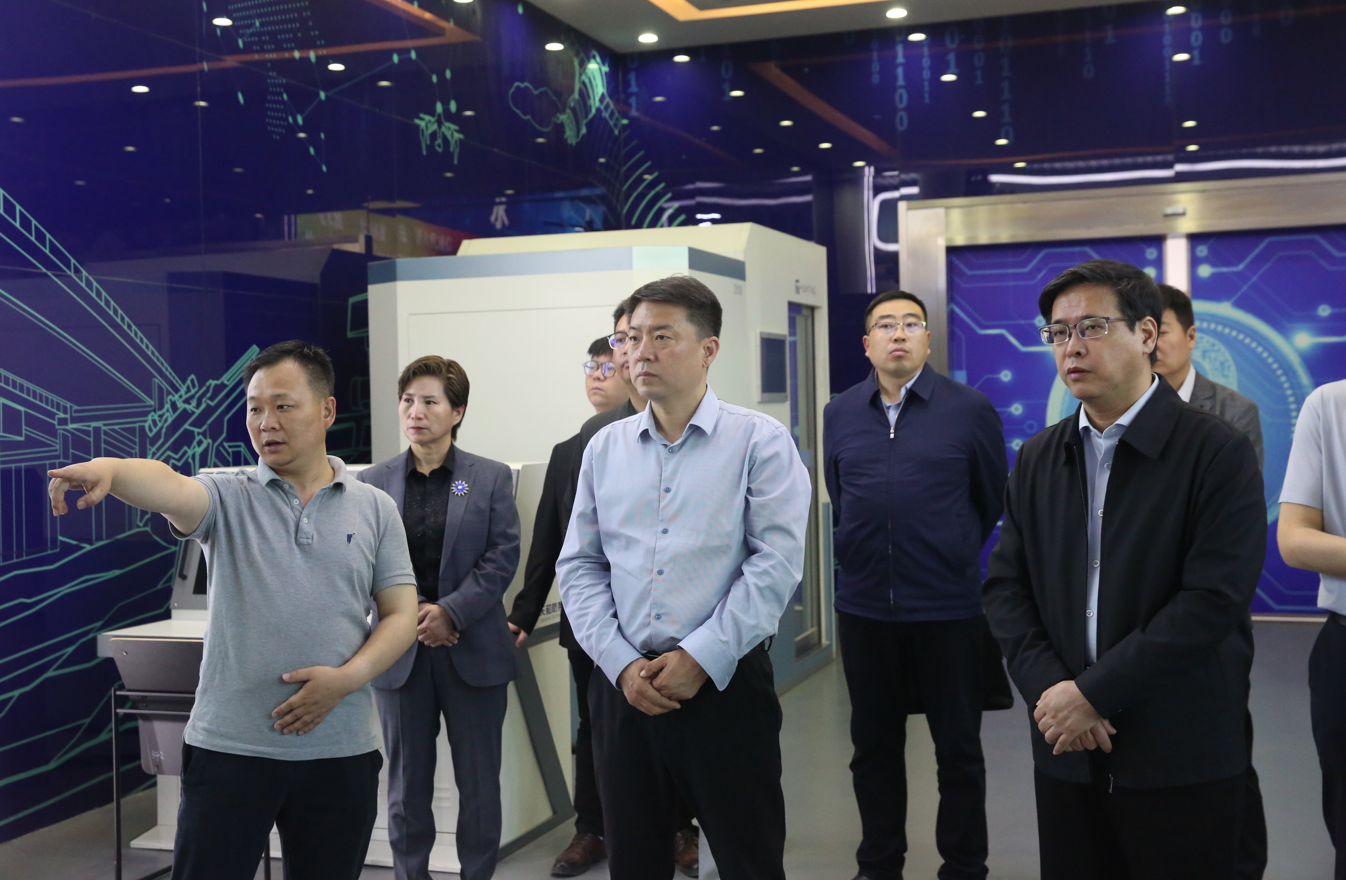 运都会政府副秘书长黄锋斌在我司调研低空经济生长情形_众赢国际版