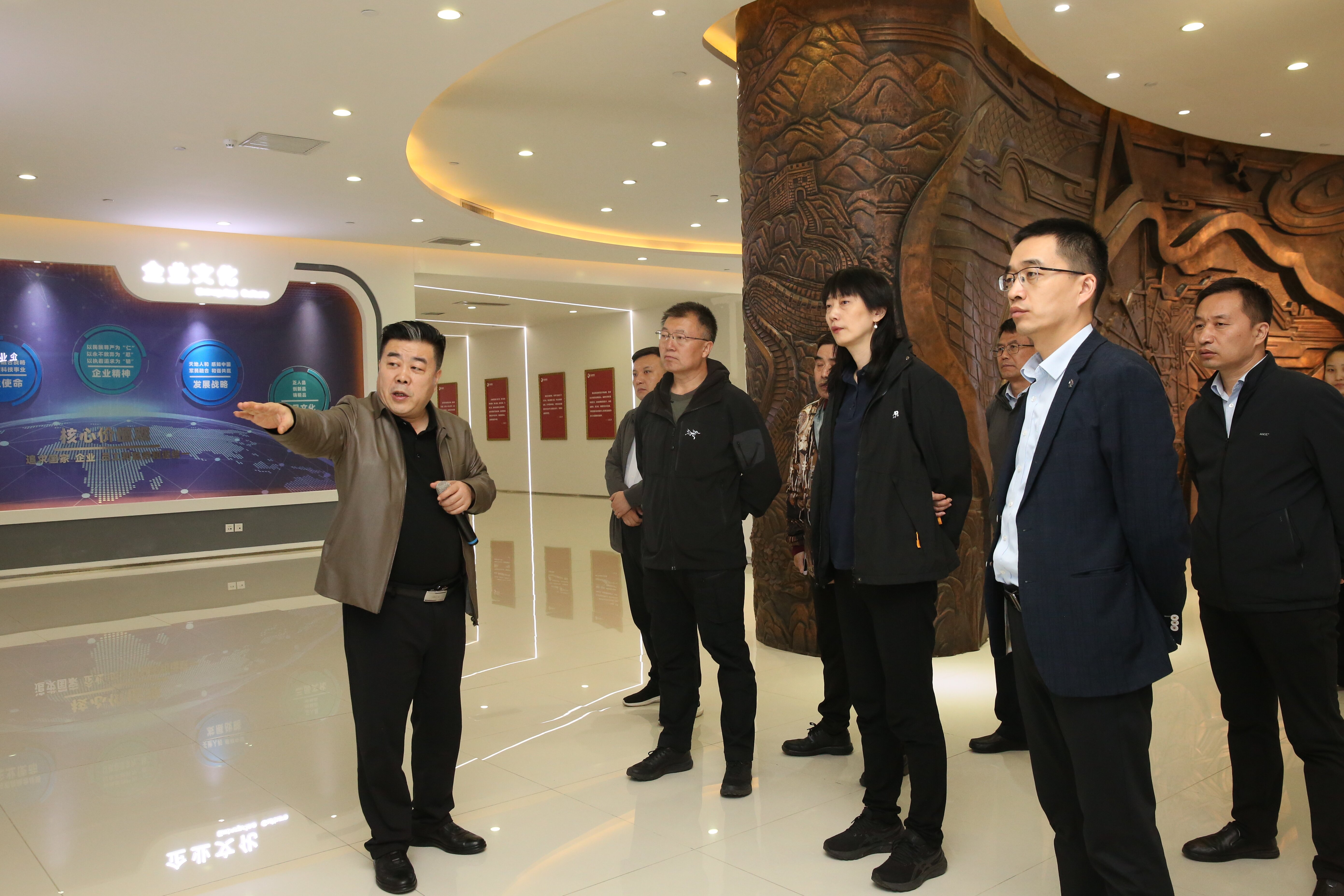 航空工业自控所副所长都岩巍一行莅临我司旅行交流_众赢国际版