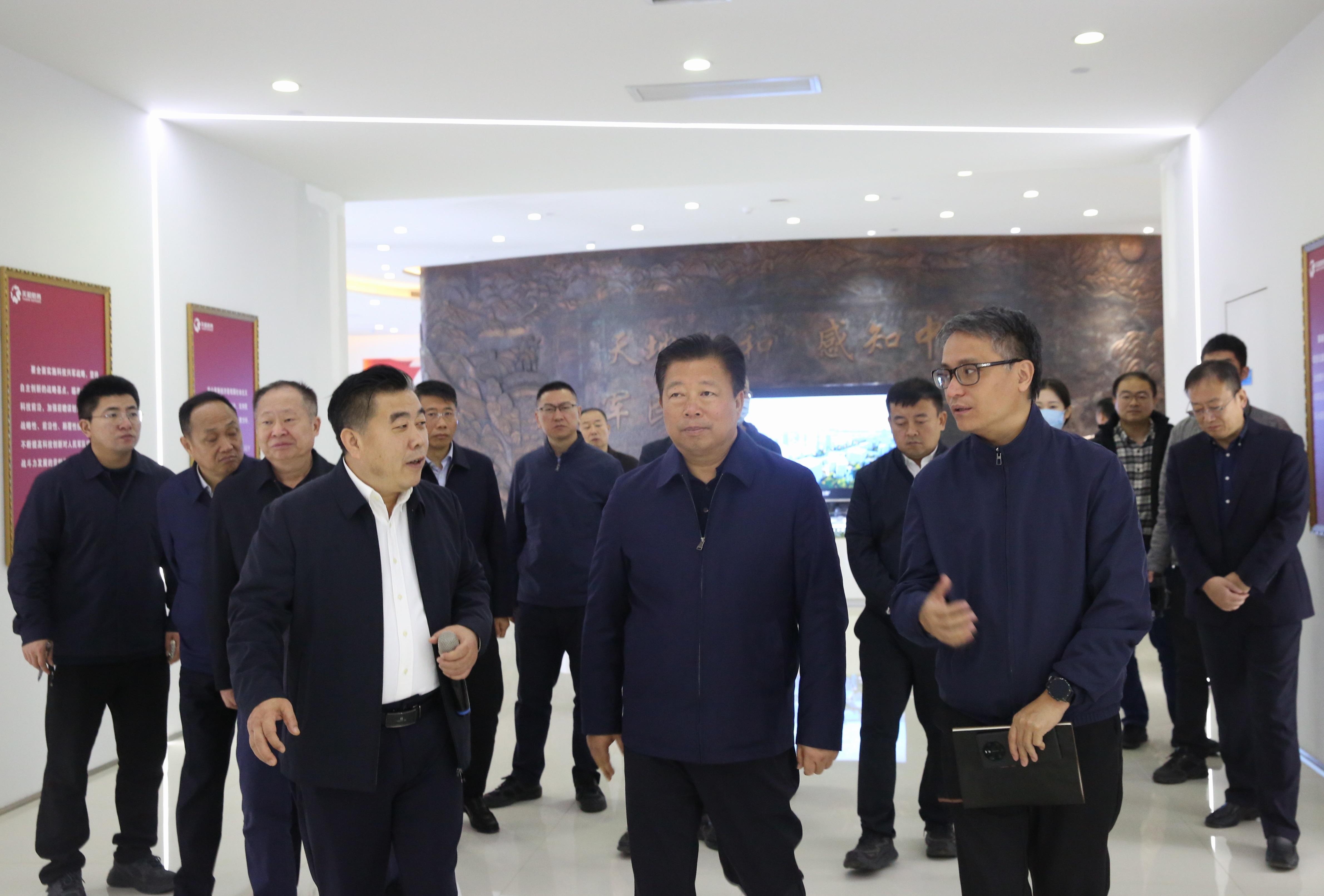 西安市委书记方红卫在众赢国际版防务调研低空经济生长情形_众赢国际版